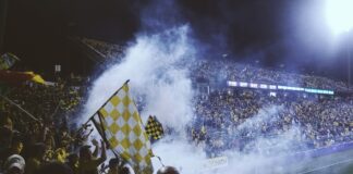 Стадион, димки.