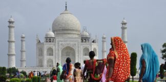 Индийски жени пред Тадж Махал.