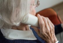 Възрастна жена, телефон, обаждане