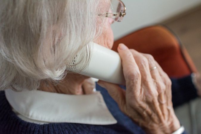 Пенсионерка, станала жертва на телефонни измамници, е била установена при