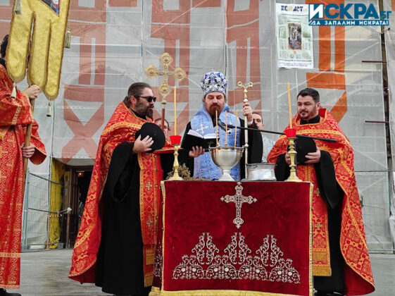 Освещаване на бойните знамена и водосвет. Снимка: Искра.бг