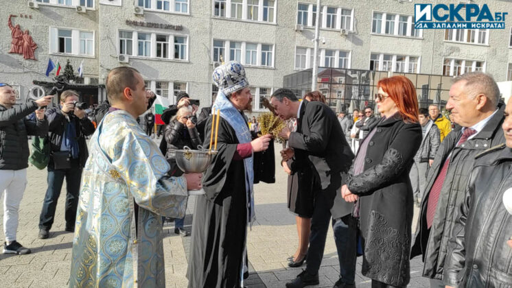 Освещаване на бойните знамена и водосвет. Снимка: Искра.бг