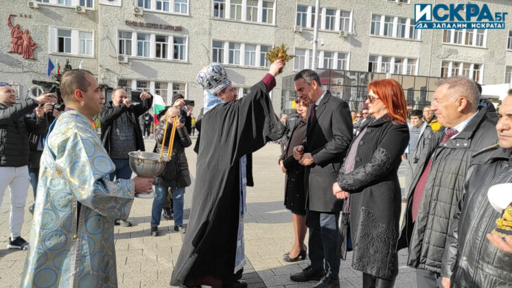 Освещаване на бойните знамена и водосвет. Снимка: Искра.бг