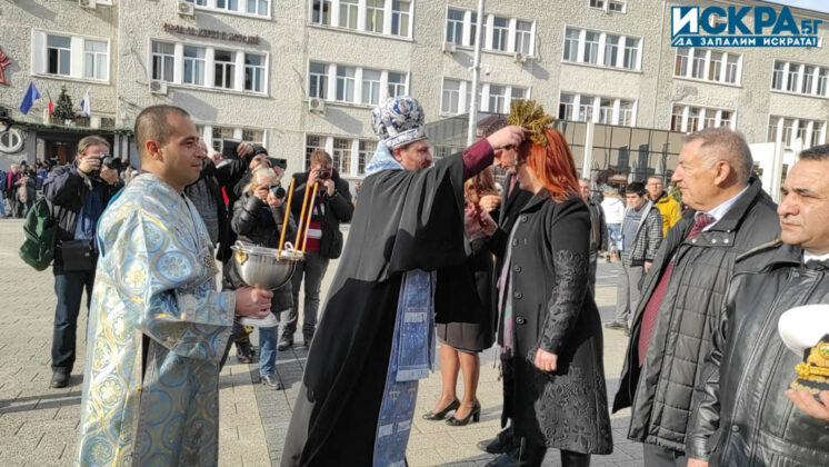 Освещаване на бойните знамена и водосвет. Снимка: Искра.бг