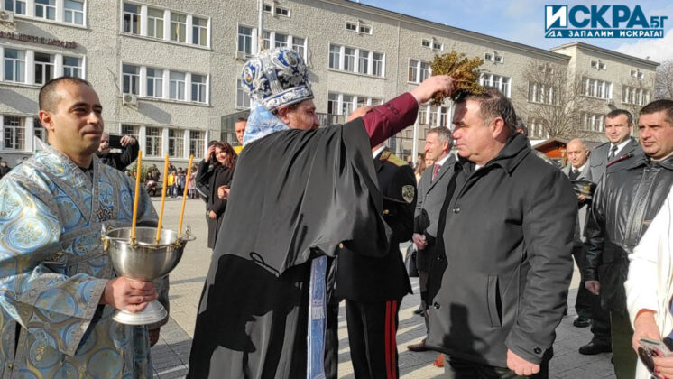 Освещаване на бойните знамена и водосвет. Снимка: Искра.бг