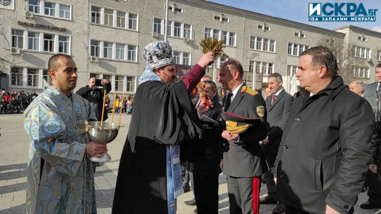 Освещаване на бойните знамена и водосвет. Снимка: Искра.бг