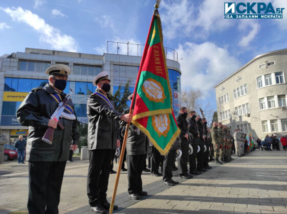 Освещаване на бойните знамена и водосвет. Снимка: Искра.бг
