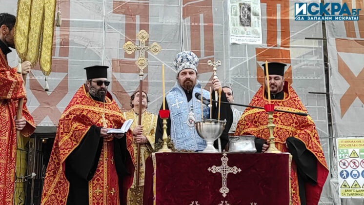 Освещаване на бойните знамена и водосвет. Снимка: Искра.бг