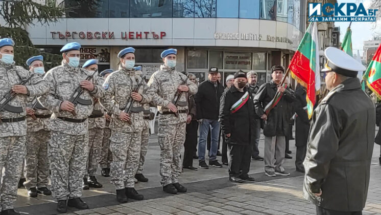 Освещаване на бойните знамена и водосвет. Снимка: Искра.бг