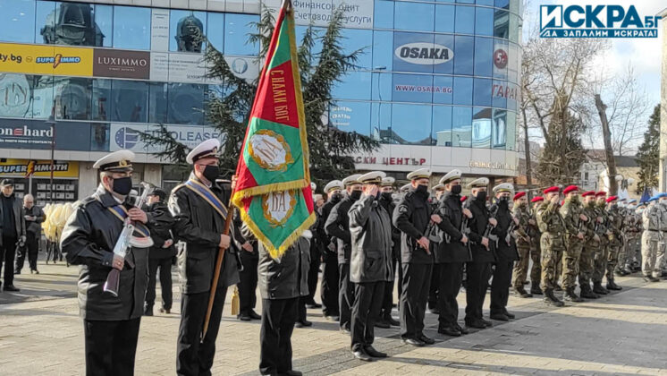 Освещаване на бойните знамена и водосвет. Снимка: Искра.бг