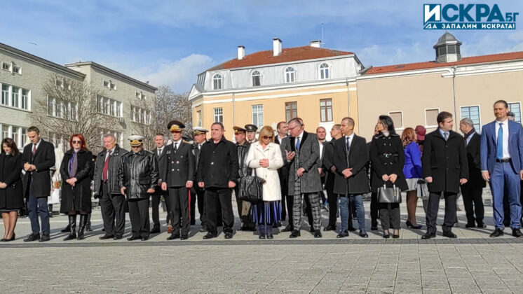 Освещаване на бойните знамена и водосвет. Снимка: Искра.бг