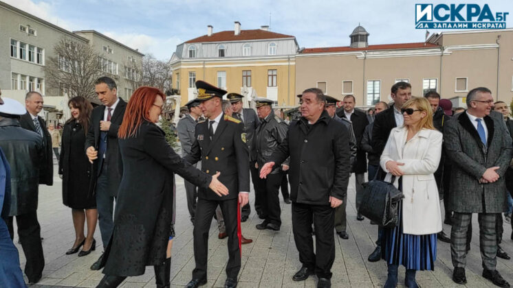 Освещаване на бойните знамена и водосвет. Снимка: Искра.бг
