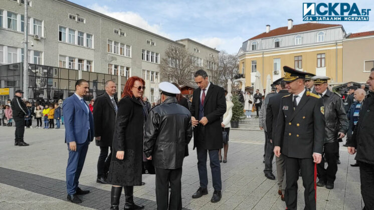 Освещаване на бойните знамена и водосвет. Снимка: Искра.бг