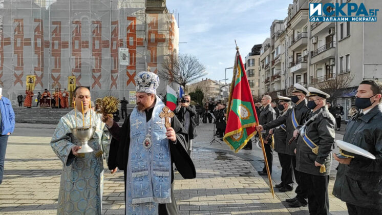 Освещаване на бойните знамена и водосвет. Снимка: Искра.бг