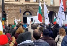 Shouting „Resign“ hundreds of citizens gathered to protest in front of the Council of Ministers organized by “Vazrazhdane” party Protest of“ Vazrazhdane” party