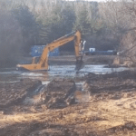 Багер в река Искър