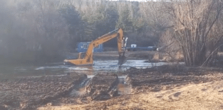 Багер в река Искър