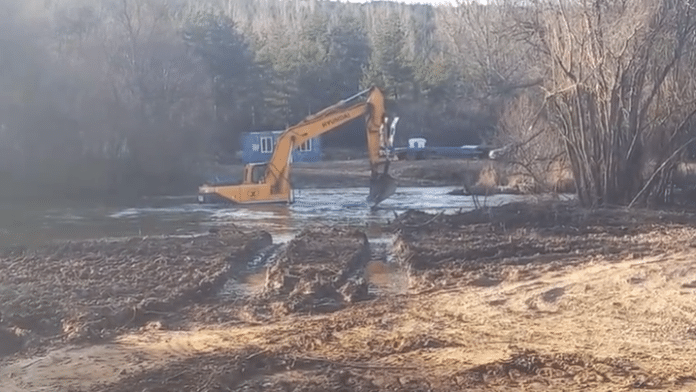 Багер в река Искър