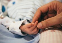 Бебе, родител, ръце