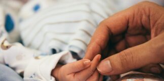 Бебе, родител, ръце