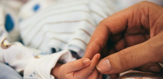 Бебе, родител, ръце