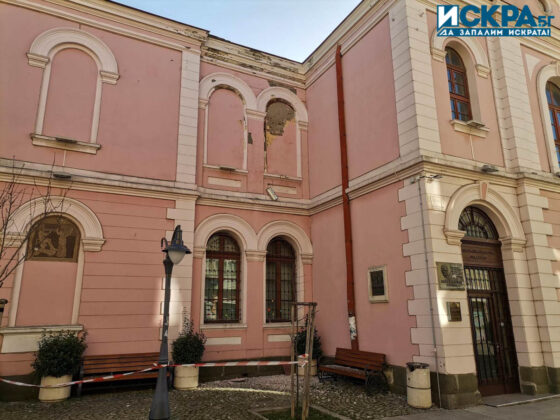 Рушаща се фасада. Снимка: Искра.бг