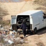 Мъж изхвърля гуми на нерегламентирано сметище край местност "Рупите"