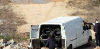 Мъж изхвърля гуми на нерегламентирано сметище край местност "Рупите"