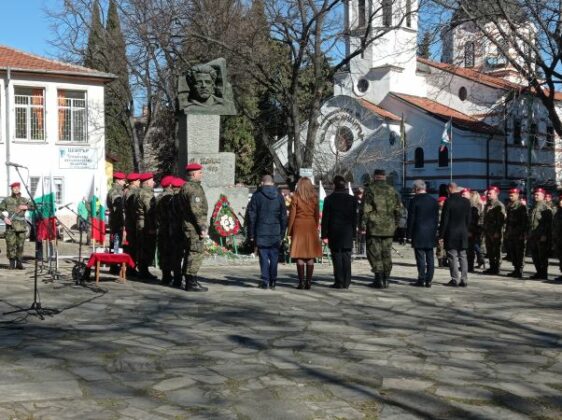 Част от общинска администрация поднася цветя