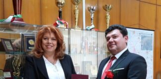 Илияна Йотова (вляво)