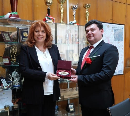 Илияна Йотова (вляво)