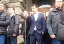 Кирил Петков при протестиращите