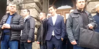 Кирил Петков при протестиращите