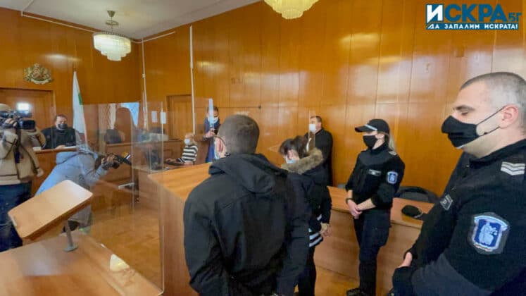 Обвинените за каналджийство майка и син. Снимка: Искра.бг