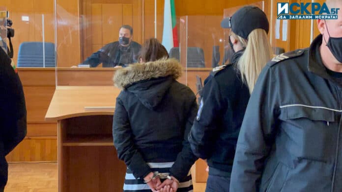 Обвинените за каналджийство майка и син. Снимка: Искра.бг