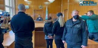 Обвинените за каналджийство майка и син