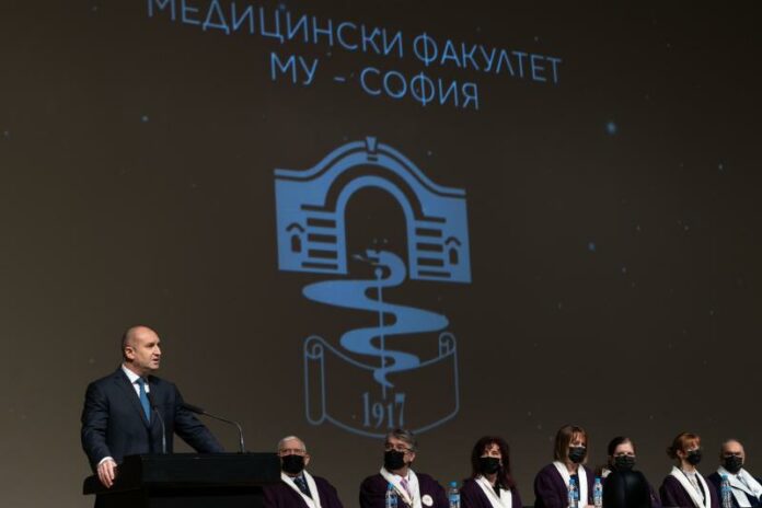 Румен Радев на дипломиране в МУ-София