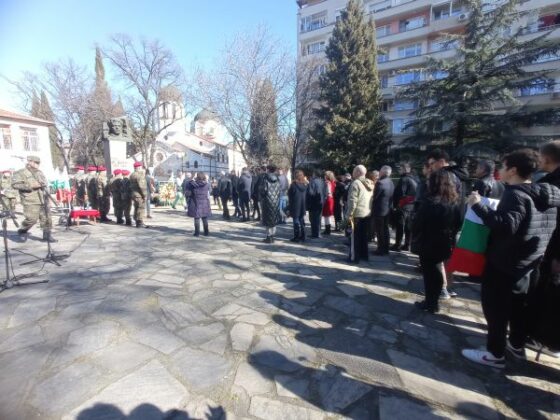 Старазагорци поднасят цветя пред паметника