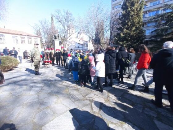 Старазагорци поднасят цветя пред паметника