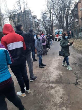 Граждани даряват кръв