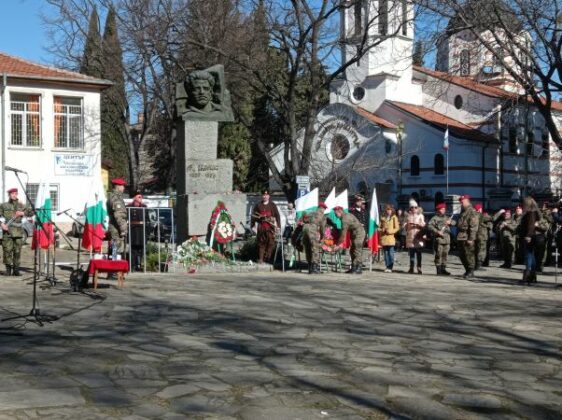 Военнослужещи поднасят венци в памет на Васил Левски