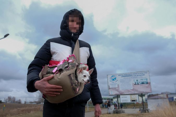 Украински бежанец и неговото куче