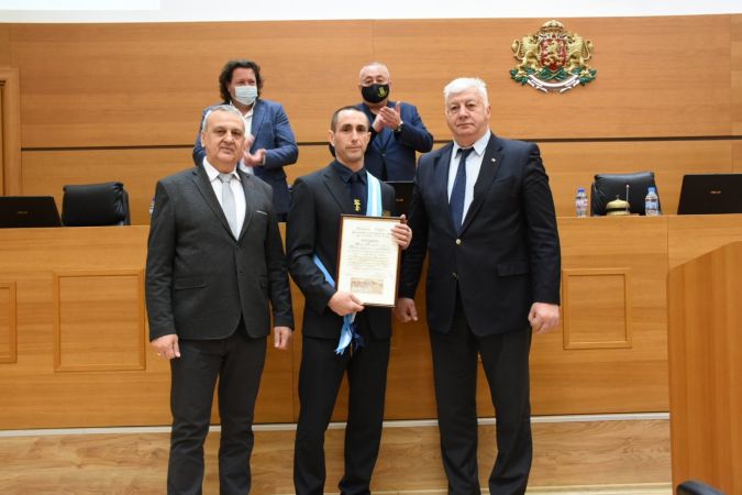 (на преден план, от ляво надясно) Александър Държиков, Валери Димитров, Здравко Димитров