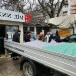 Доброволци помагат при разтоварването на помощите