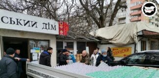 Доброволци помагат при разтоварването на помощите