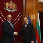 Драгомир Заков (вдясно) и Джеймс Клевърли (вляво)