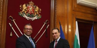 Драгомир Заков (вдясно) и Джеймс Клевърли (вляво)