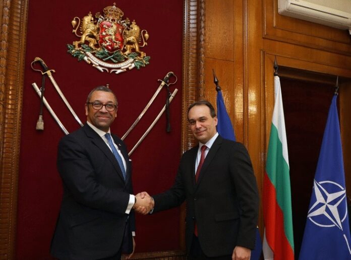 Драгомир Заков (вдясно) и Джеймс Клевърли (вляво)