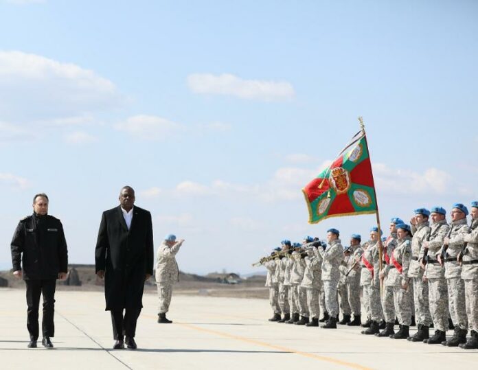 (от ляво надясно) Драгомир Заков и Лойд Дж. Остин