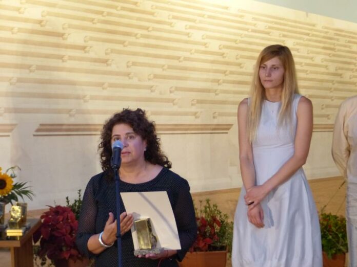 Елена Кантарева-Дечева (в черно)